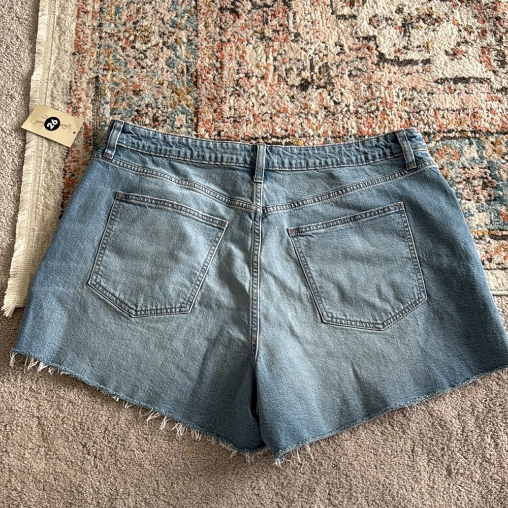 NEW- Universal Thread High Rise 90’s Cutoff Shorts in Medium Wash - Picture 7 of 9
